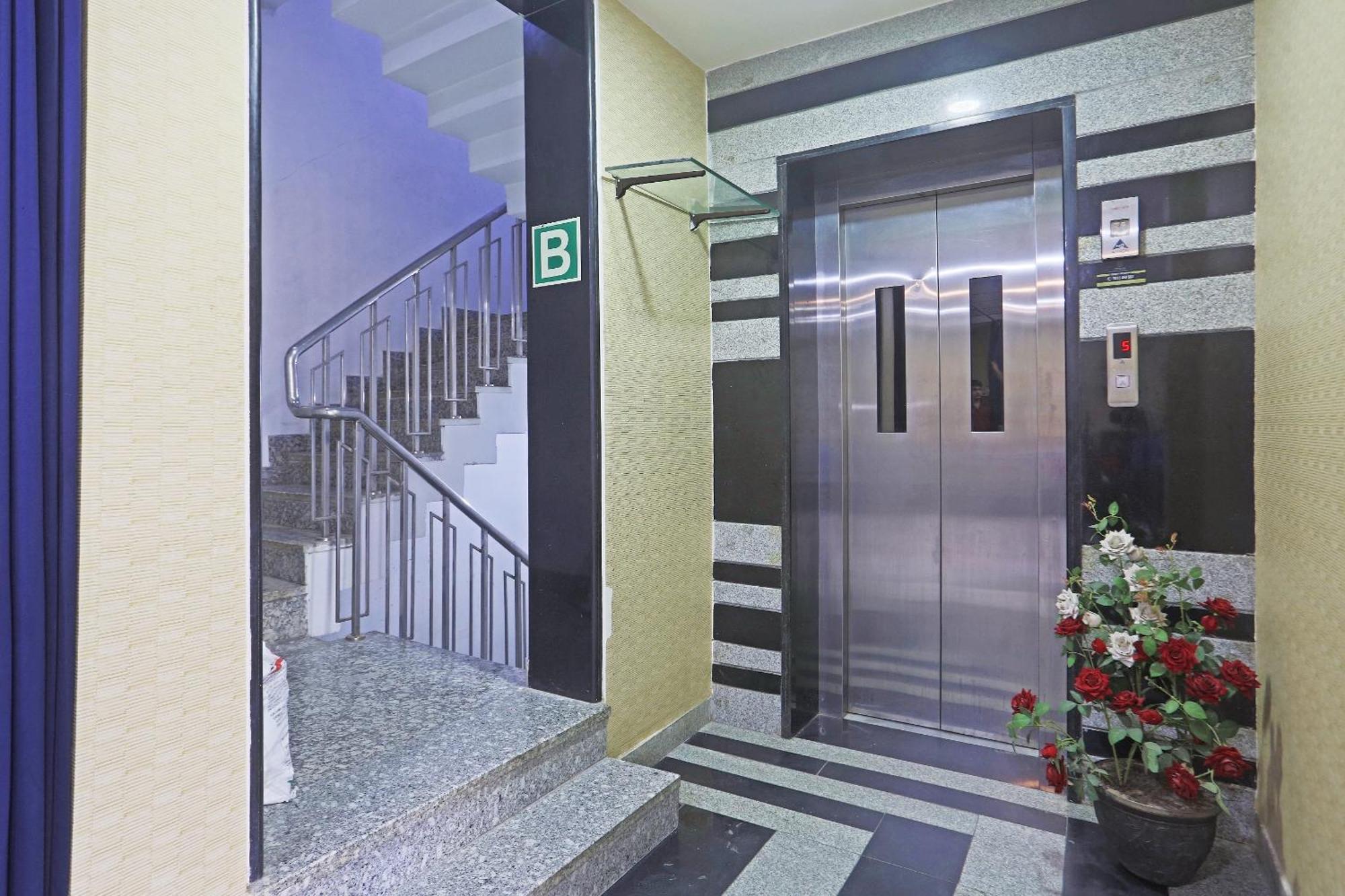 Hotel Aerostar Gold - Opposite Max Healthcare Delhi  Esterno foto