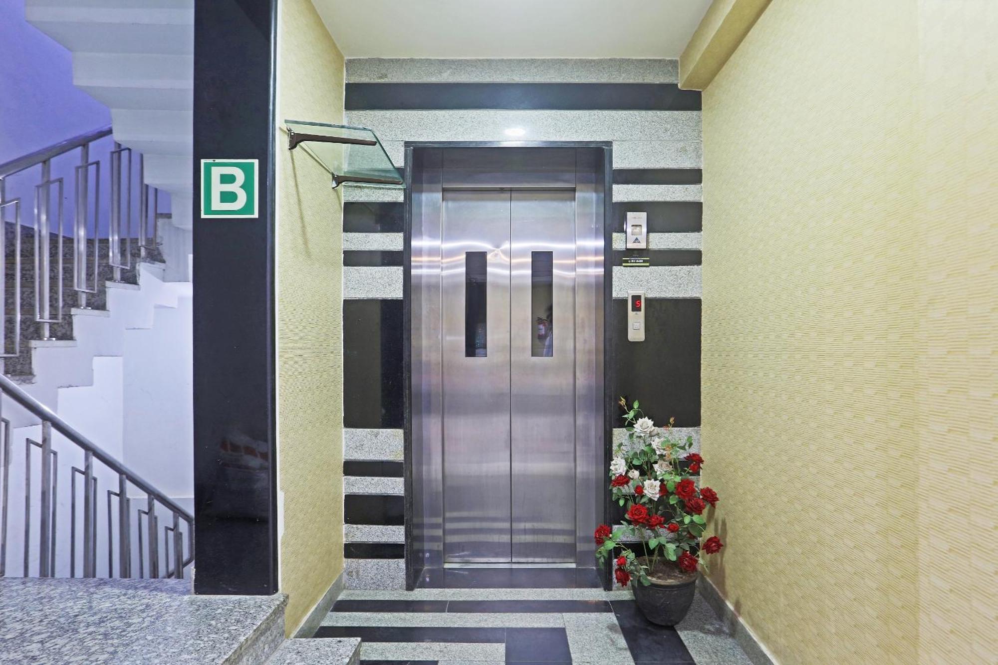 Hotel Aerostar Gold - Opposite Max Healthcare Delhi  Esterno foto