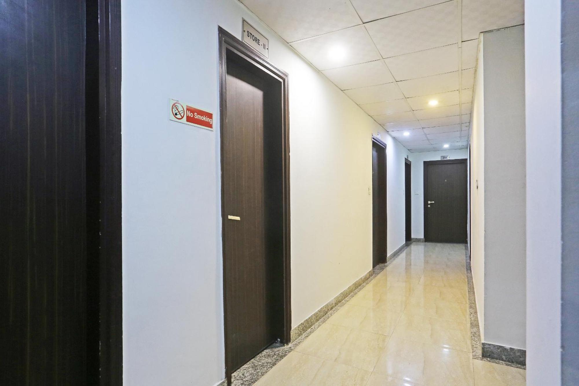 Hotel Aerostar Gold - Opposite Max Healthcare Delhi  Esterno foto