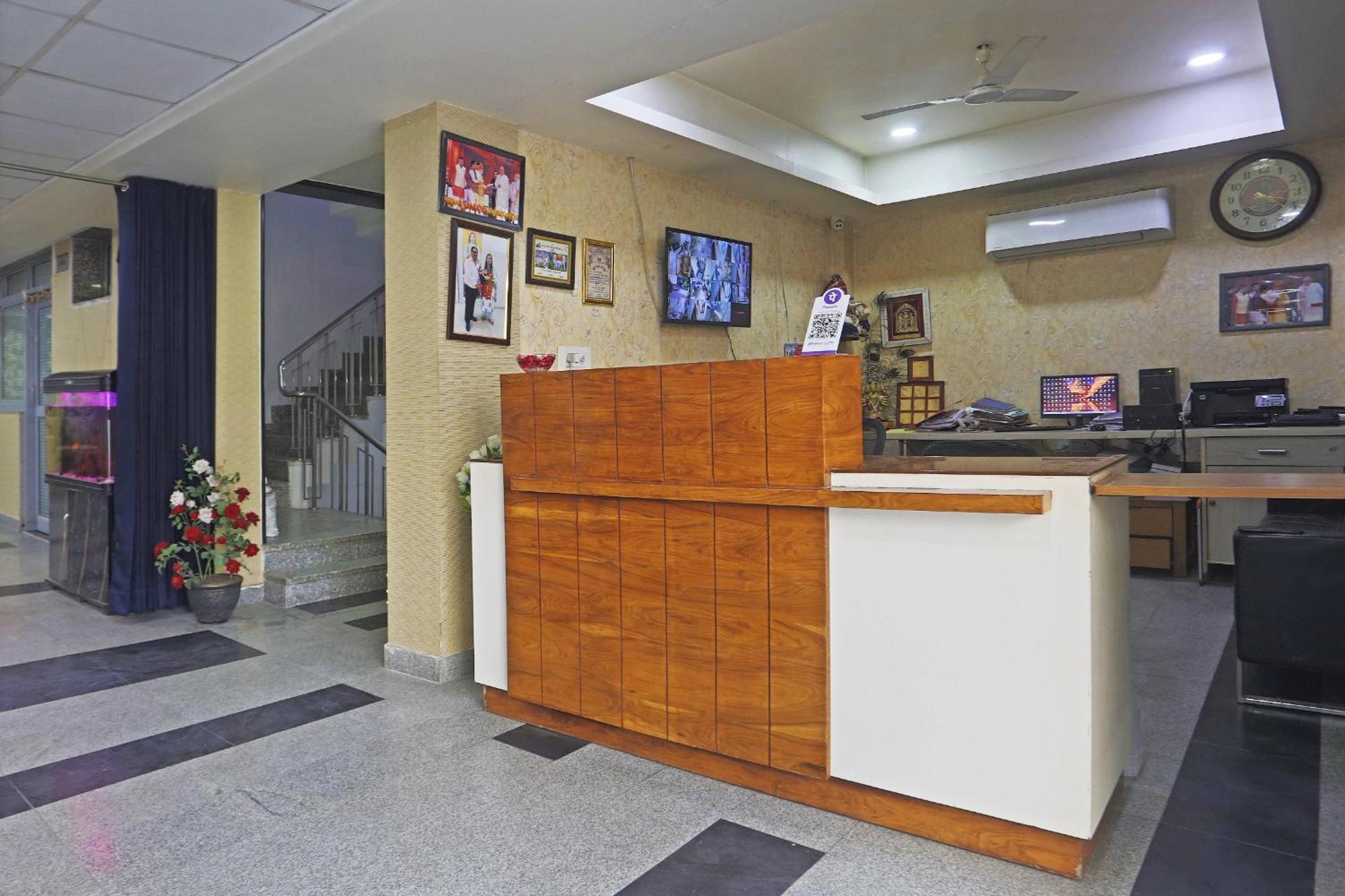 Hotel Aerostar Gold - Opposite Max Healthcare Delhi  Esterno foto
