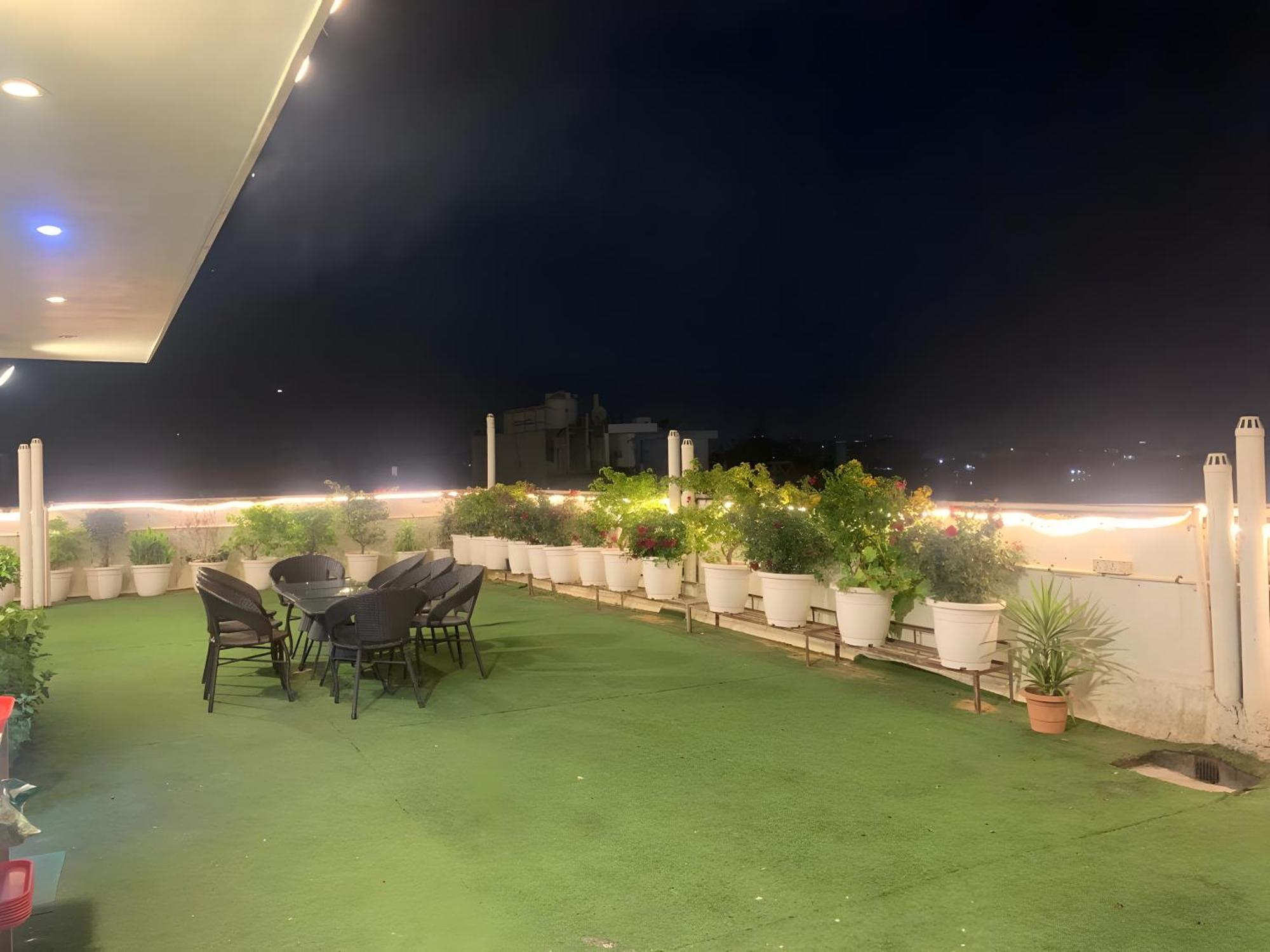 Hotel Aerostar Gold - Opposite Max Healthcare Delhi  Esterno foto