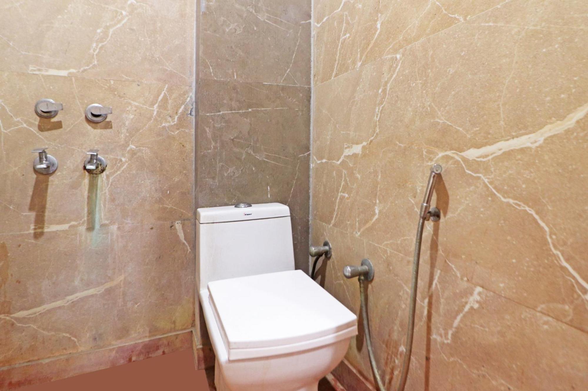 Hotel Aerostar Gold - Opposite Max Healthcare Delhi  Esterno foto