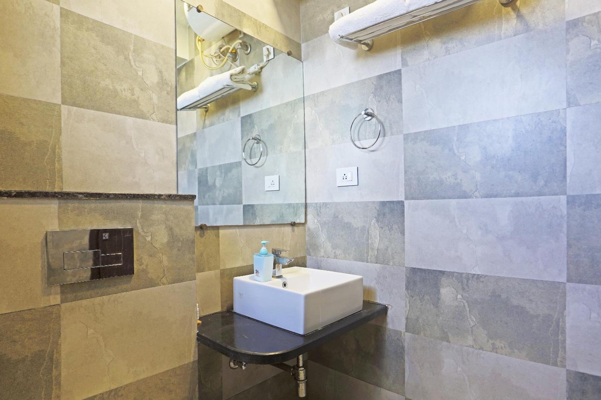 Hotel Aerostar Gold - Opposite Max Healthcare Delhi  Esterno foto